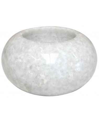 Gros plan du bougeoir en marbre blanc de taille L, soulignant sa texture et ses détails naturels.