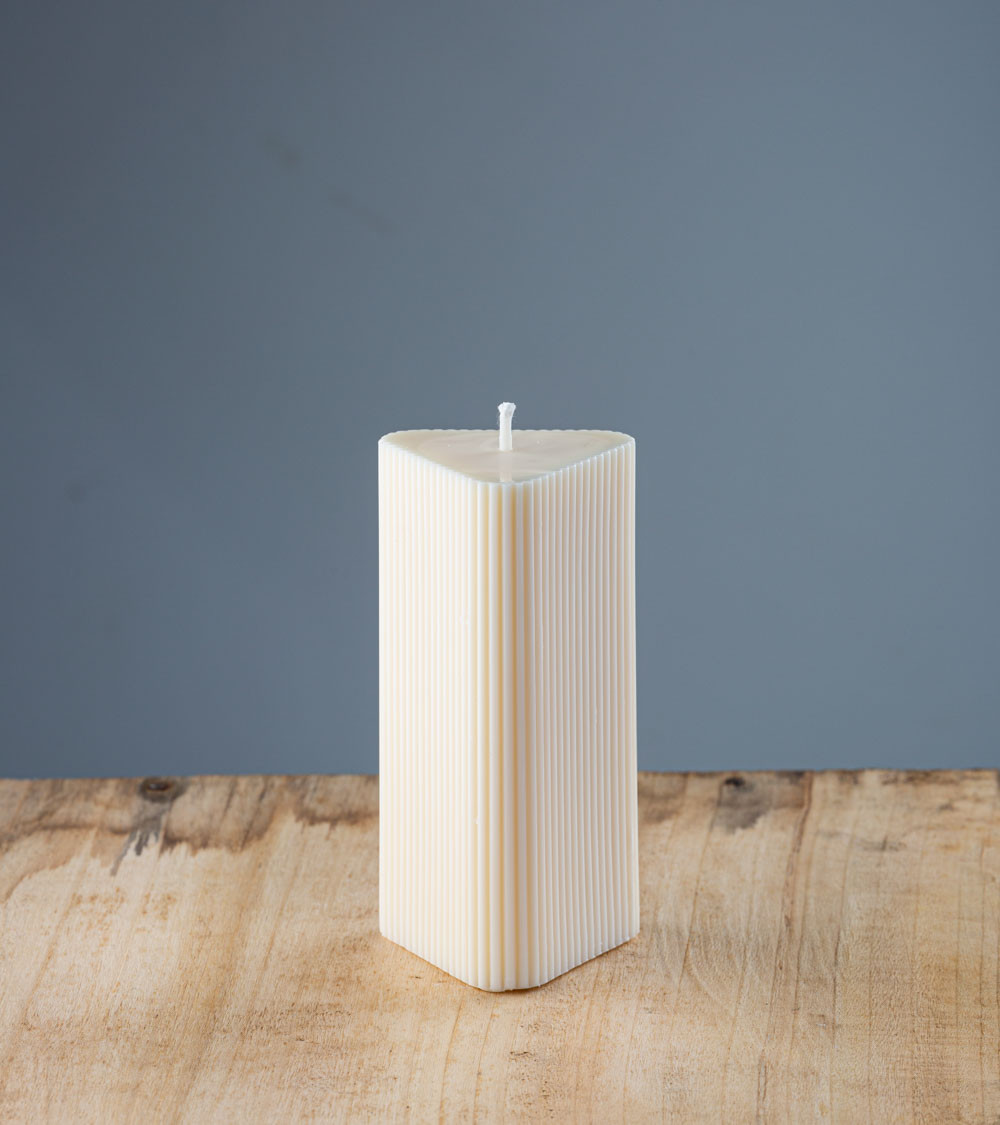 Bougie artisanale Merline, bougie naturelle en cire végétale de colza, taille 12 cm de hauteur, forme triangulaire, vue de face