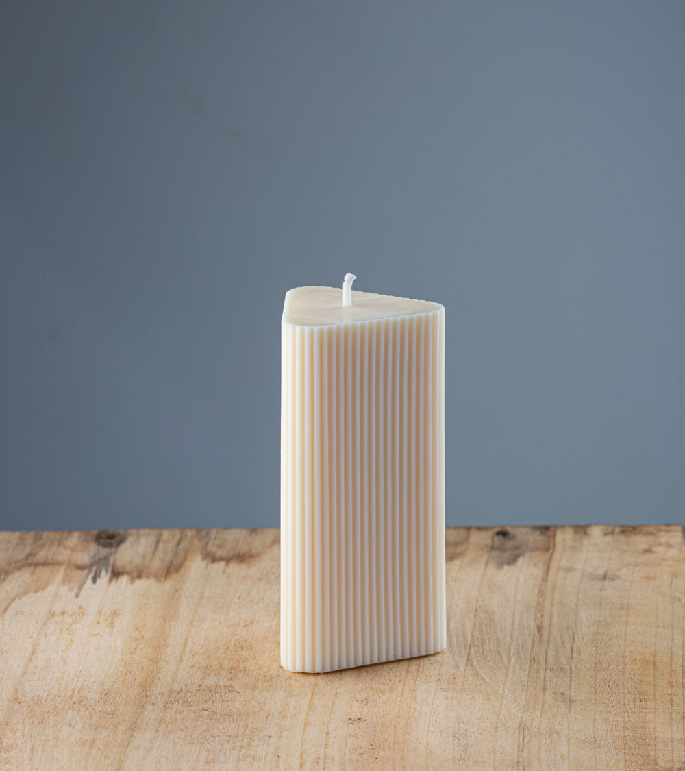 Bougie naturelle artisanale Merline, cire végétale de colza, forme triangulaire, vue de trois quarts