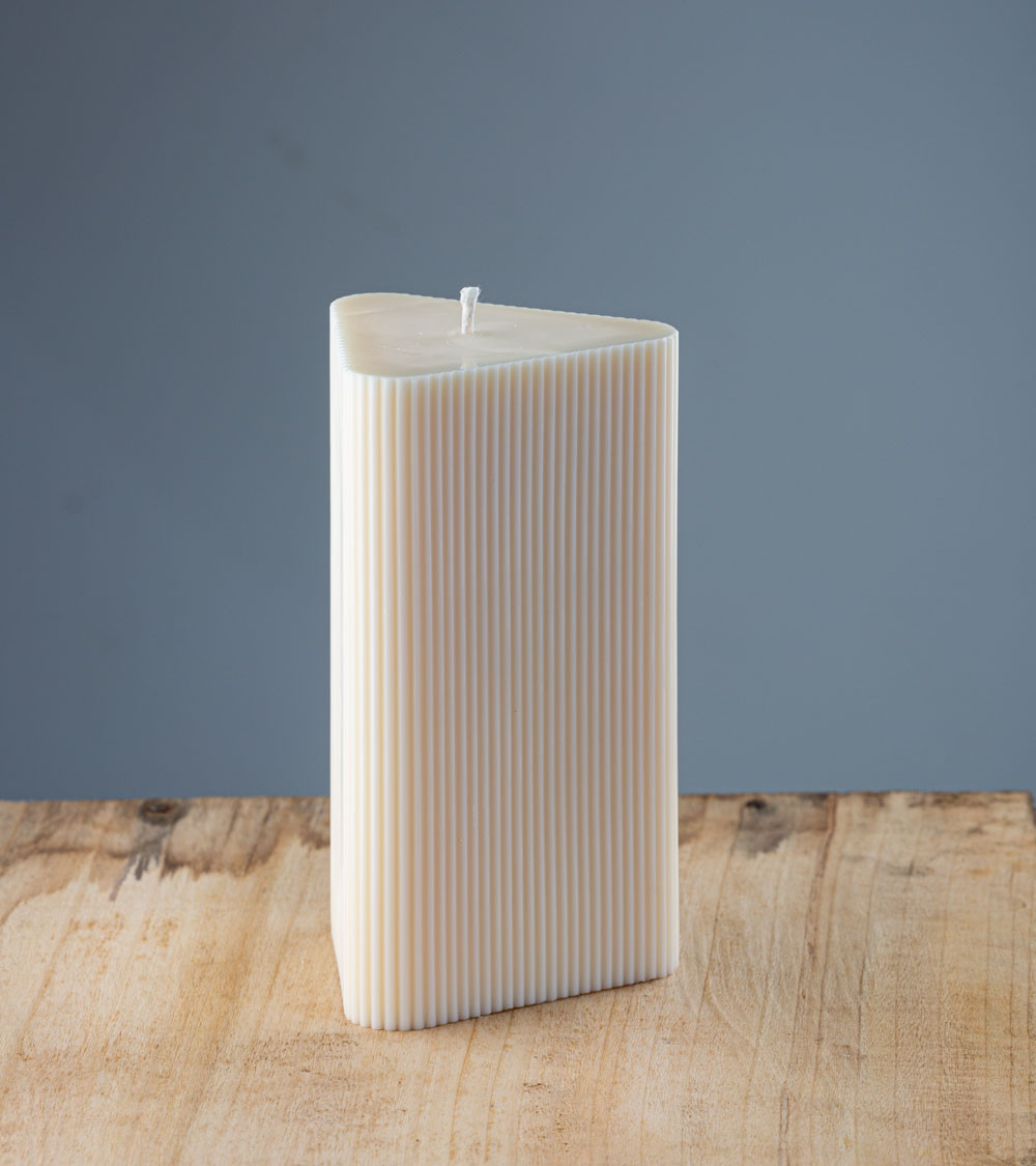 Bougie naturelle artisanale Merlette, cire végétale de colza, forme triangulaire, vue de trois quarts