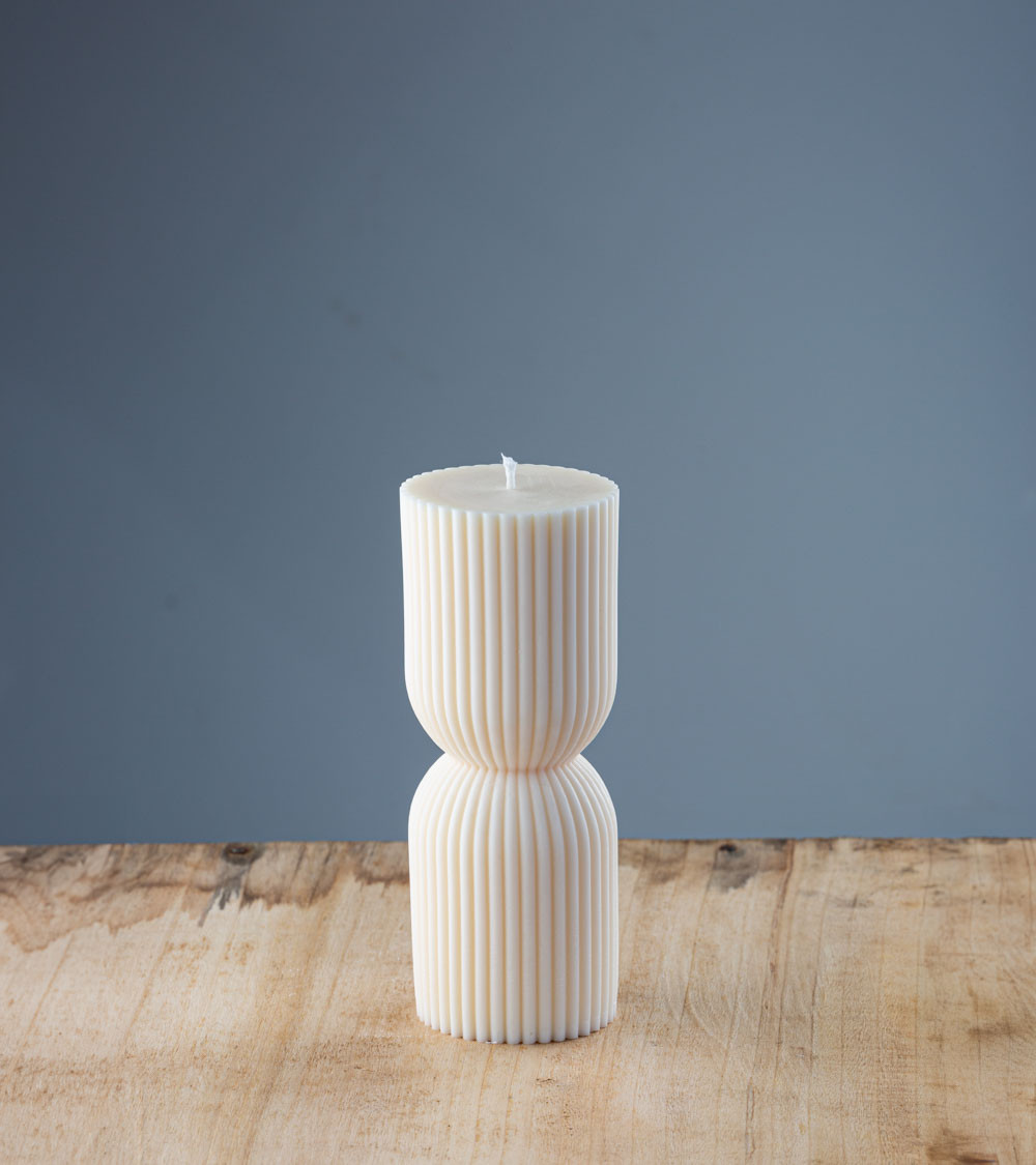 Bougie artisanale Marjolie, bougie naturelle en cire végétale de colza, taille 15 cm de hauteur, vue de face