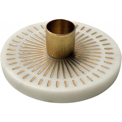 Gros plan du bougeoir soleil en marbre avec détails dorés.