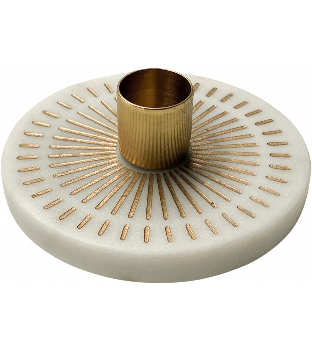 Gros plan du bougeoir soleil en marbre avec détails dorés.