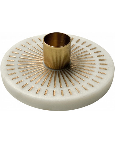 Gros plan du bougeoir soleil en marbre avec détails dorés.