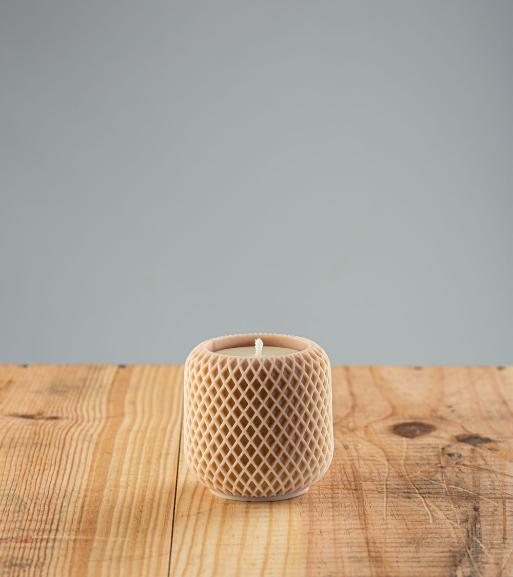 Bougie artisanale Charmine, bougie naturelle en cire végétale de colza, couleur beige châtaignier, vue de face