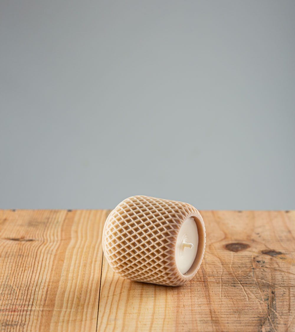 Bougie naturelle artisanale Charmine, cire végétale de colza, couleur beige châtaignier, vue allongée