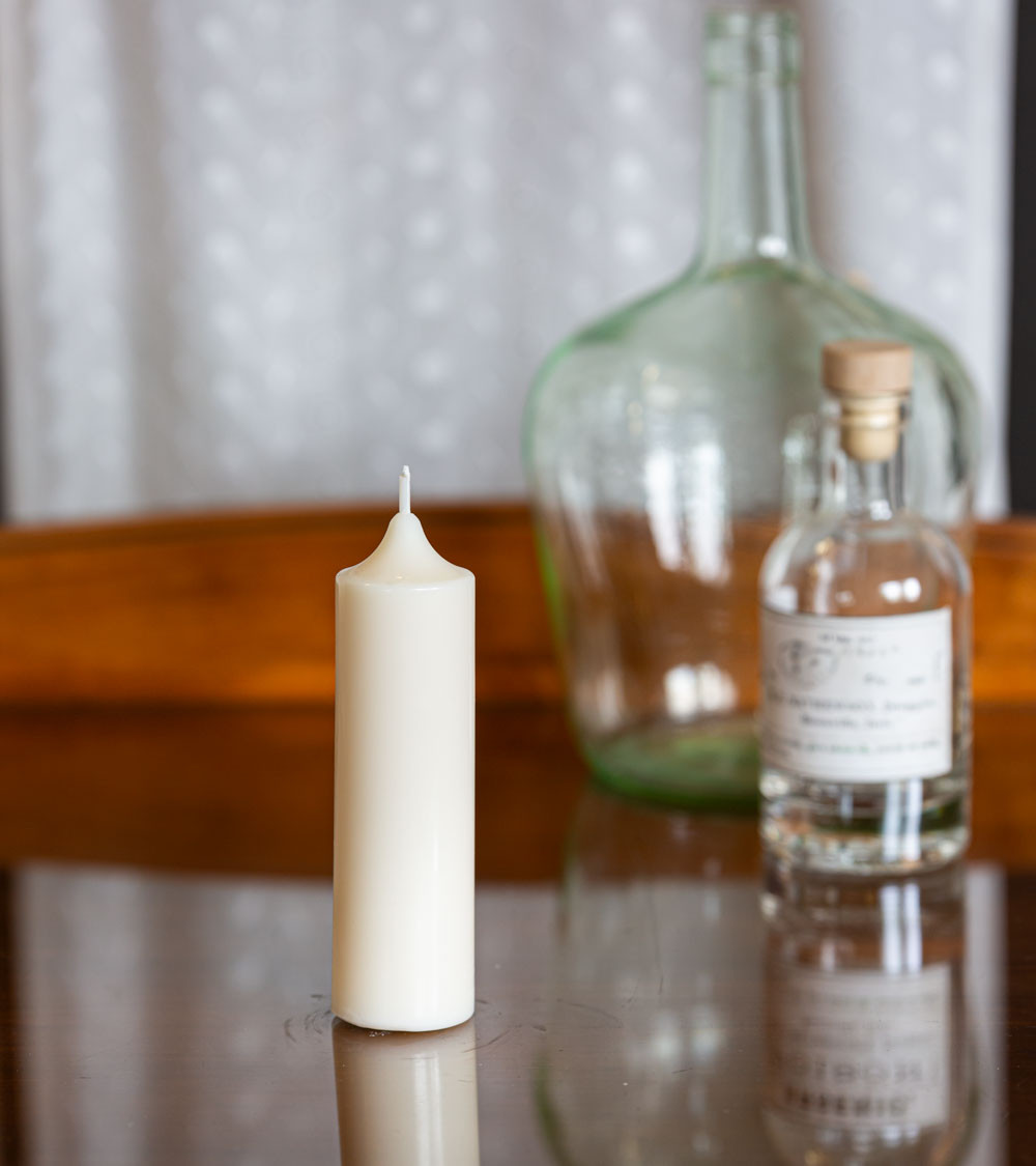 Bougie naturelle et artisanale en cire de colza Ø 4 cm H 12,3 cm sur table en verre