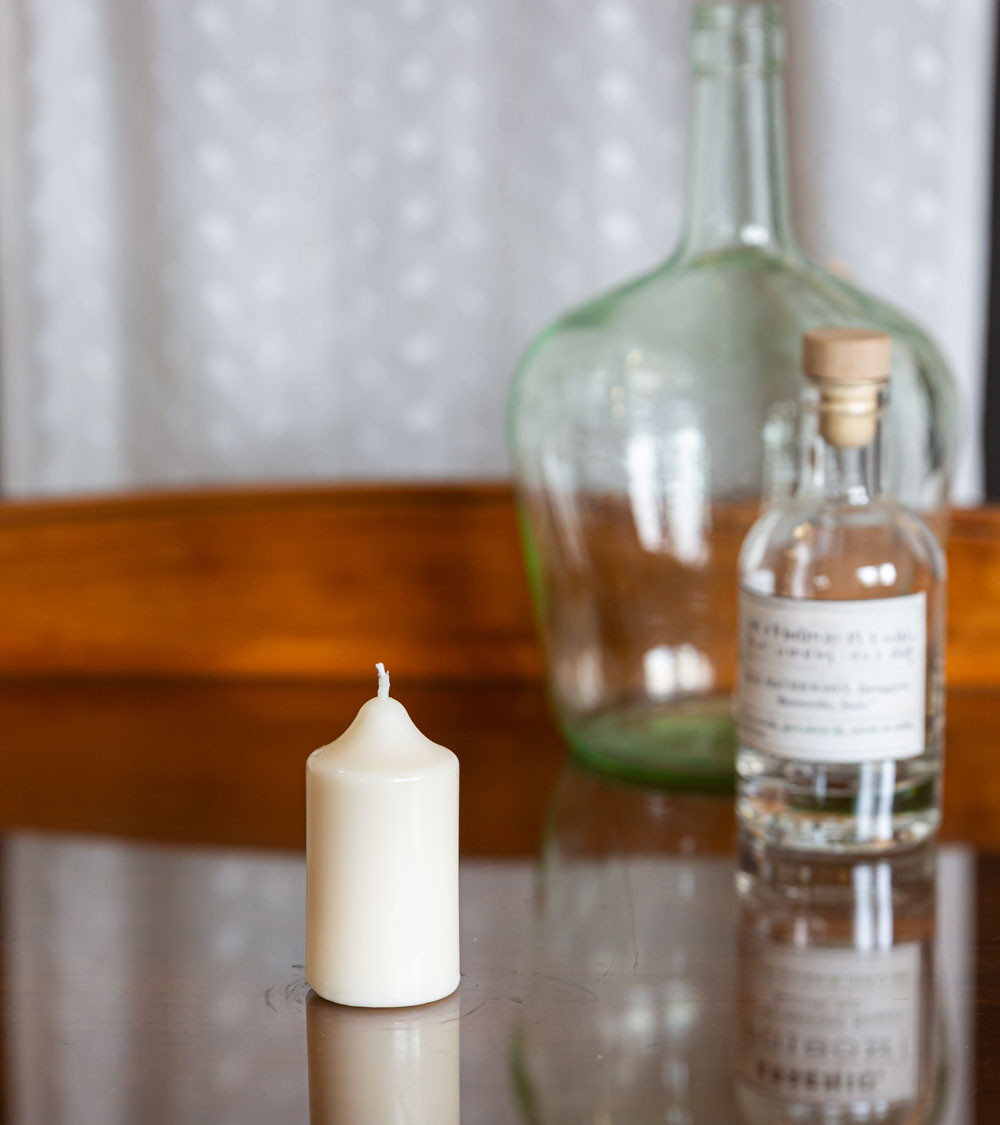 Bougie naturelle et artisanale en cire de colza sur table en verre