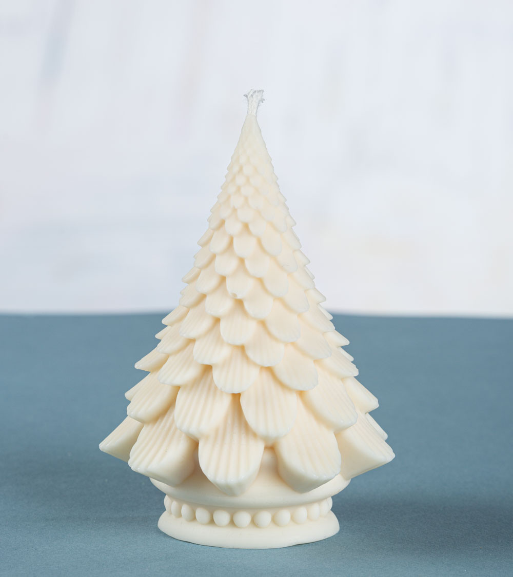 Bougie sapin artisanale en cire végétale de colza sur support bleu, décoration hivernale éthique