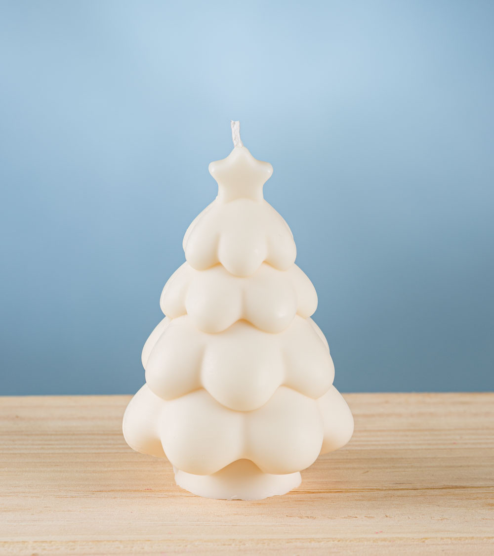 Bougie de Noël artisanale en forme de sapin crème, avec des courbes arrondies et étoile au sommet – en cire végétale de colza.