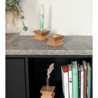 Joseph sur une étagère, utilisé en vase et en bougeoir pour bougies fines.