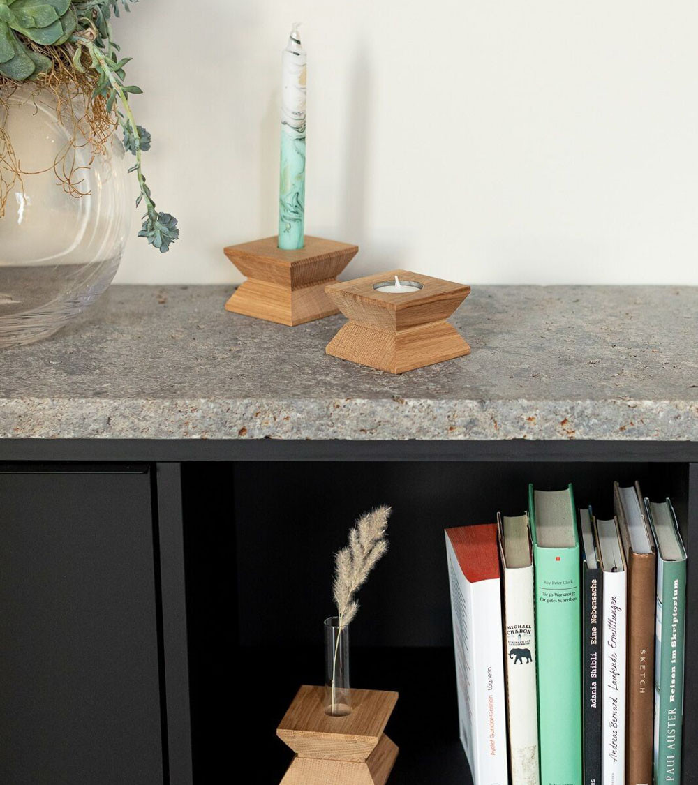 Joseph sur une étagère, utilisé en vase et en bougeoir pour bougies fines.