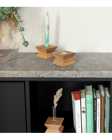 Joseph sur une étagère, utilisé en vase et en bougeoir pour bougies fines.