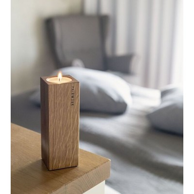 Bougeoir en chêne avec bougie chauffe-plat allumée.