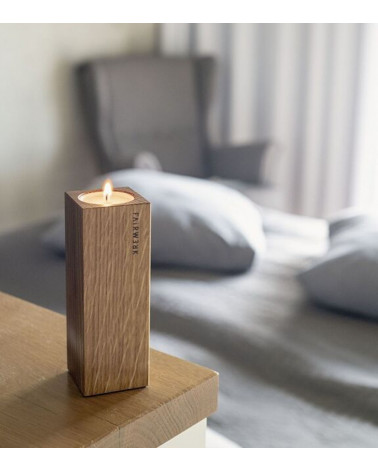 Bougeoir en chêne avec bougie chauffe-plat allumée.