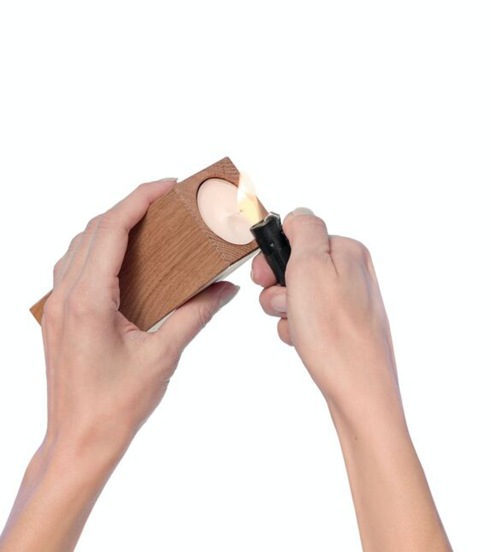 Bougeoir cuboïde prêt à l’emploi avec bougie chauffe-plat.