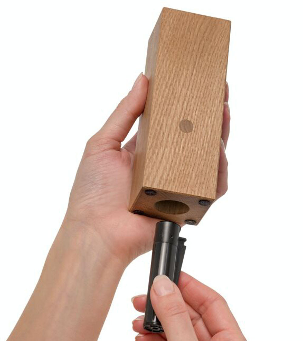 Bougeoir cylindrique avec briquet intégré