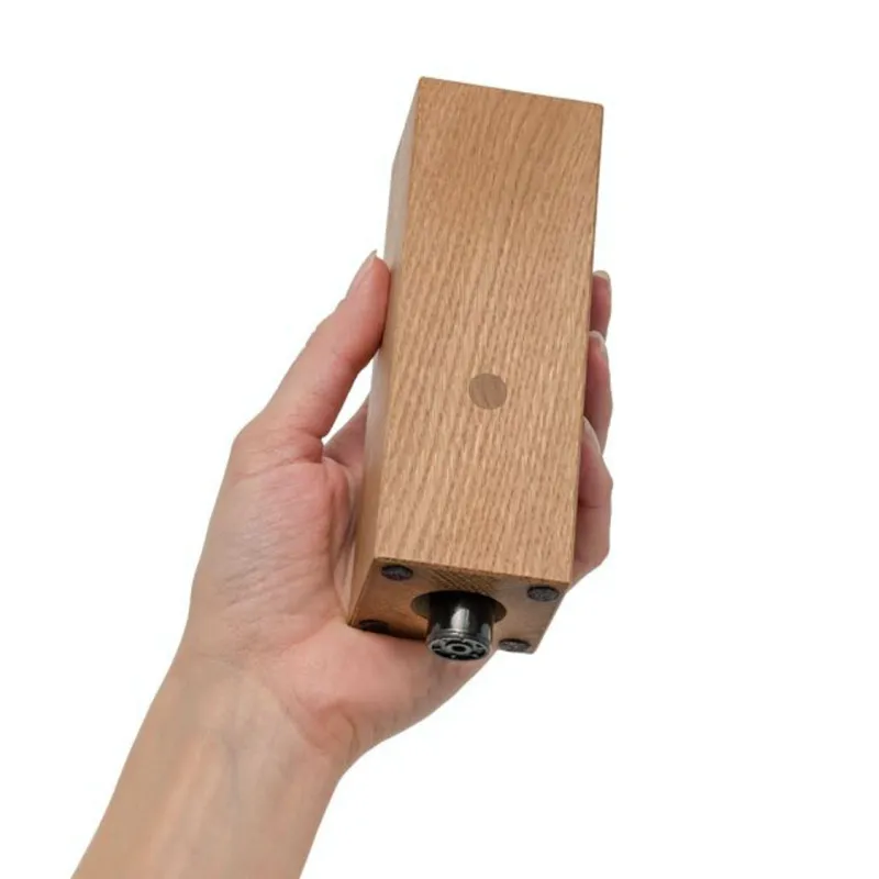 Bougeoir cylindrique avec briquet inséré.