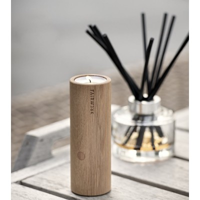 Bougeoir cylindrique sur une table élégante.