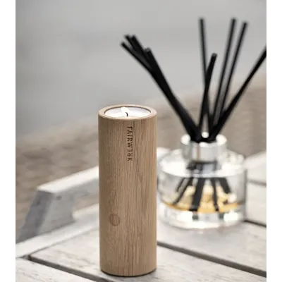 Bougeoir cylindrique sur une table élégante.