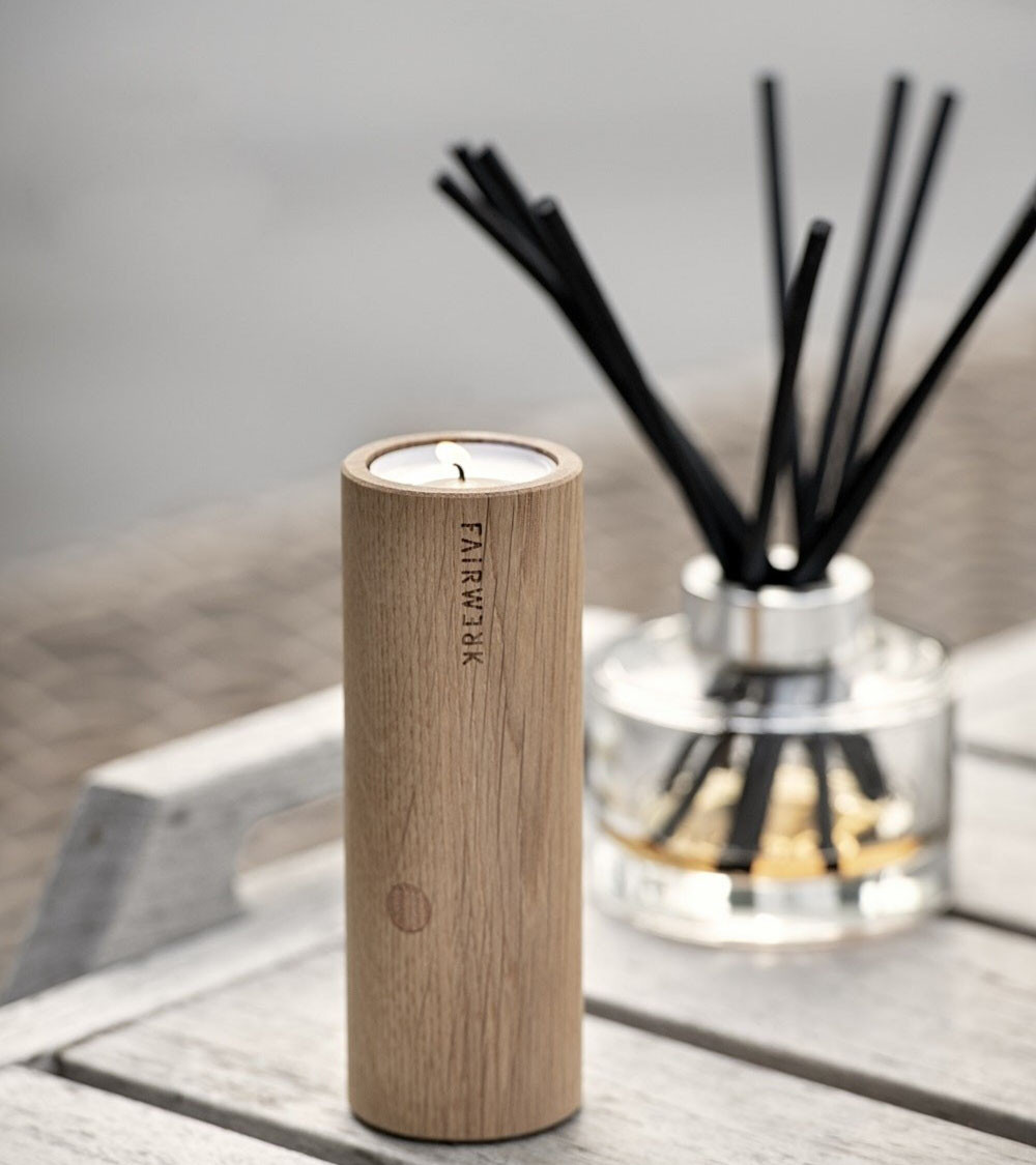 Bougeoir cylindrique sur une table élégante.