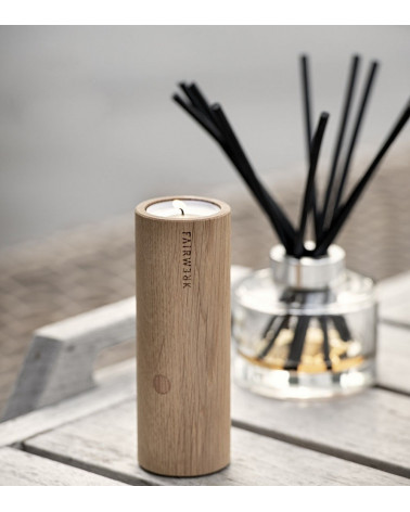 Bougeoir cylindrique sur une table élégante.