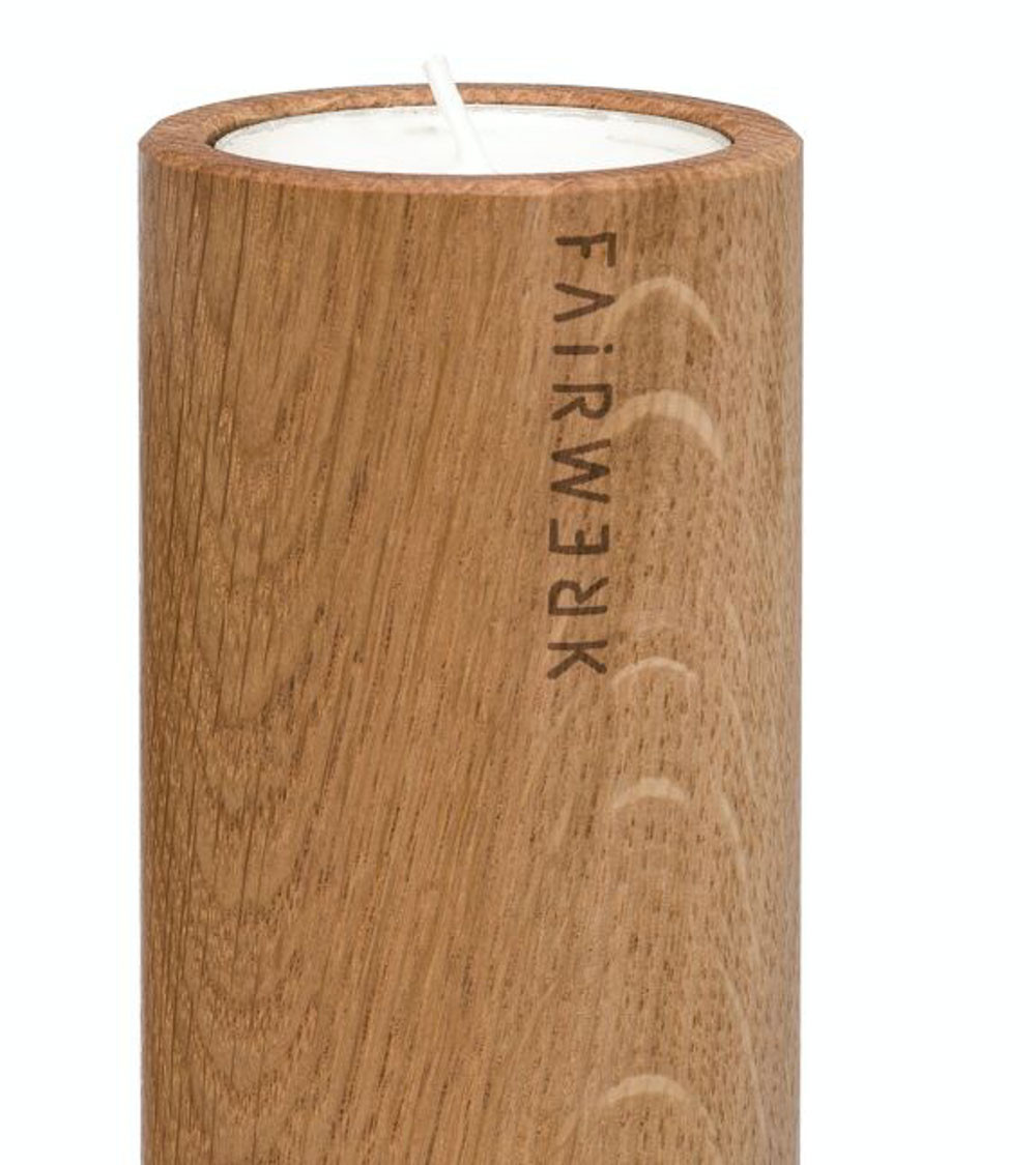 Bougeoir cylindrique en chêne huilé de profil.