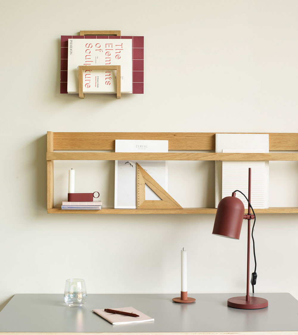 Bougeoir sur étagère avec livres et lampe - Intégré dans une ambiance moderne avec des accessoires déco