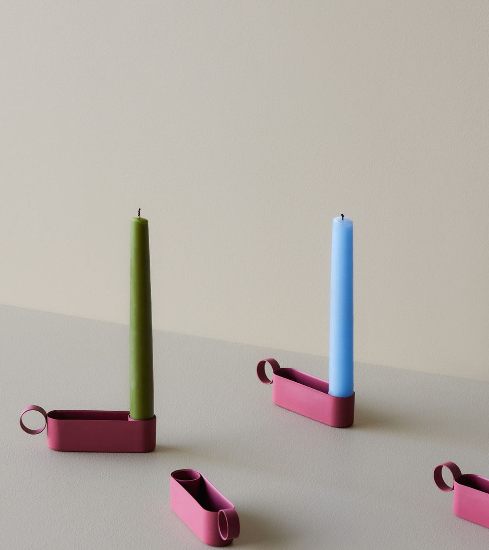 Bougeoirs en plusieurs coloris avec bougies - Variation de couleurs et dimensions pratiques pour s’adapter à différents styles.