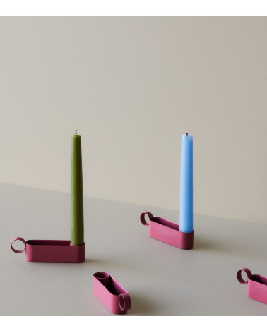 Bougeoirs en plusieurs coloris avec bougies - Variation de couleurs et dimensions pratiques pour s’adapter à différents styles.