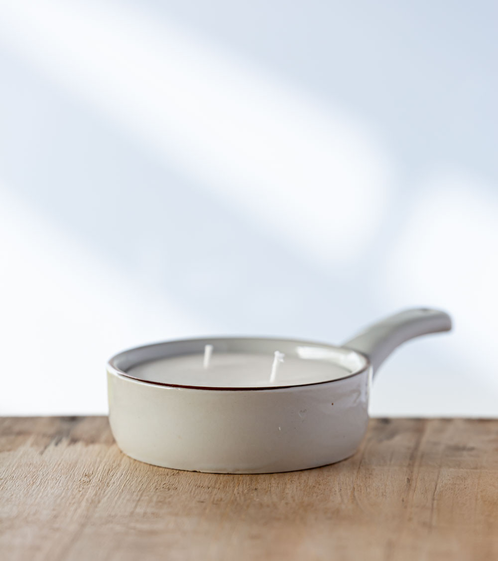 Vue latérale du poêlon upcyclé contenant la bougie