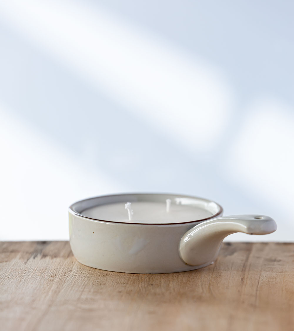 Poêlon incliné pour montrer le design et les mèches de la bougie.