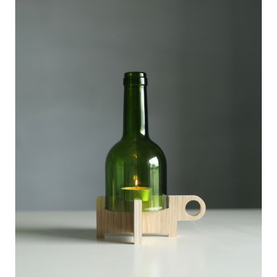 Cloche en verre positionnée sur le bougeoir en bois.