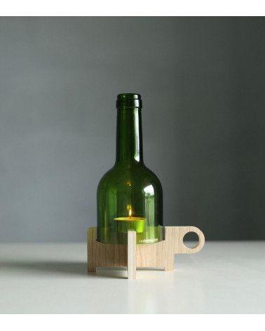 Cloche en verre positionnée sur le bougeoir en bois.