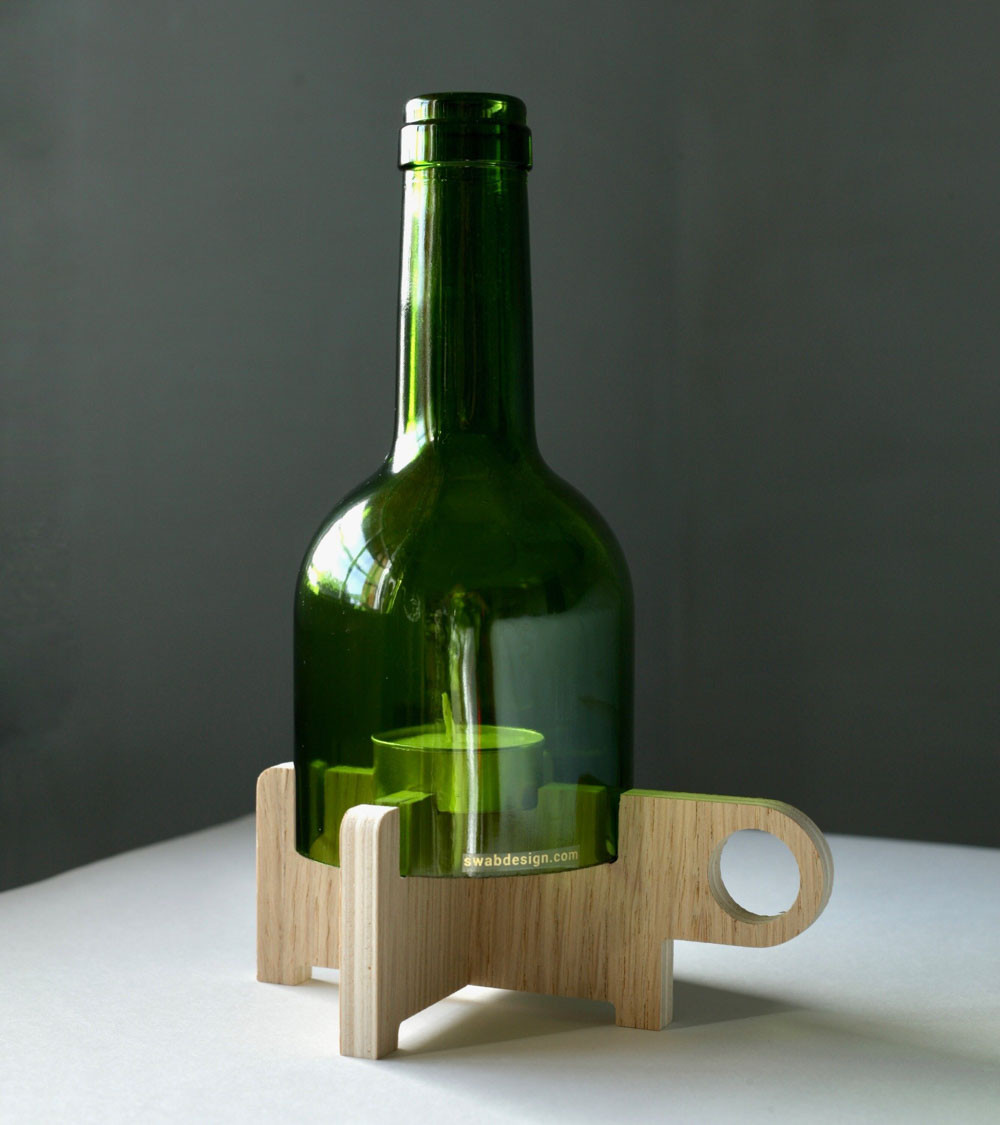 Vue détaillée de la base en bois accueillant la bougie chauffe-plat.