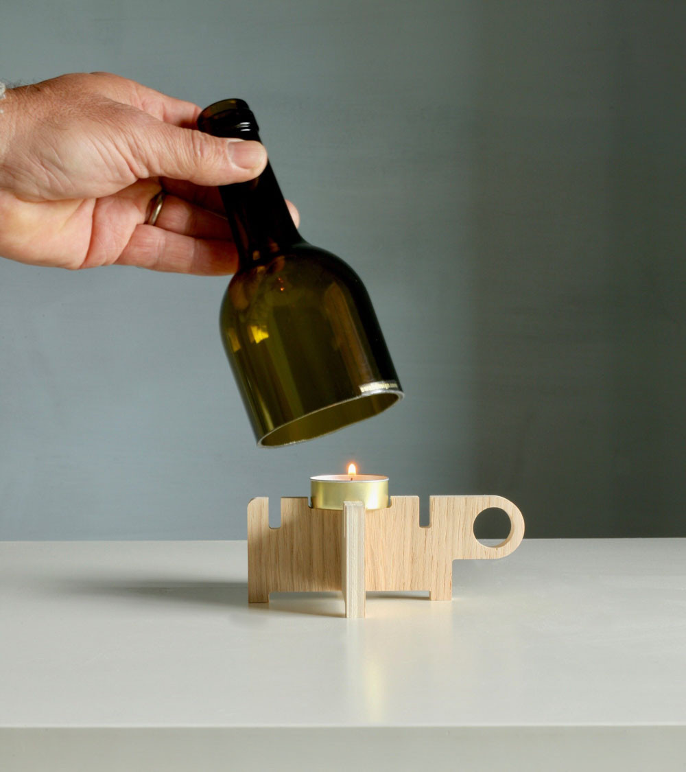 Design artisanal avec verre recyclé et bois naturel.