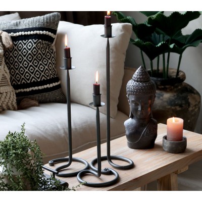 Bougeoir en fer noir antique sur table décorative