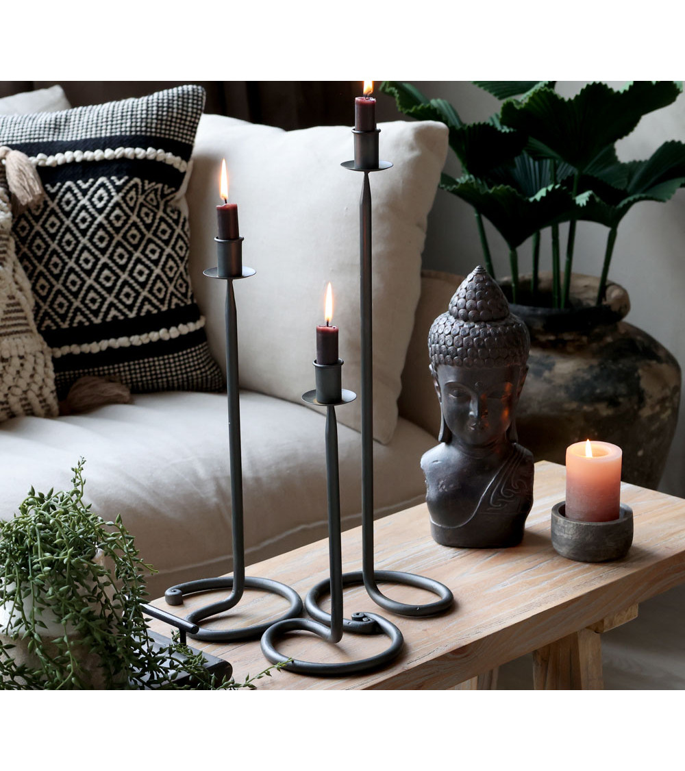 Bougeoir en fer noir antique sur table décorative