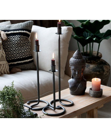 Bougeoir en fer noir antique sur table décorative