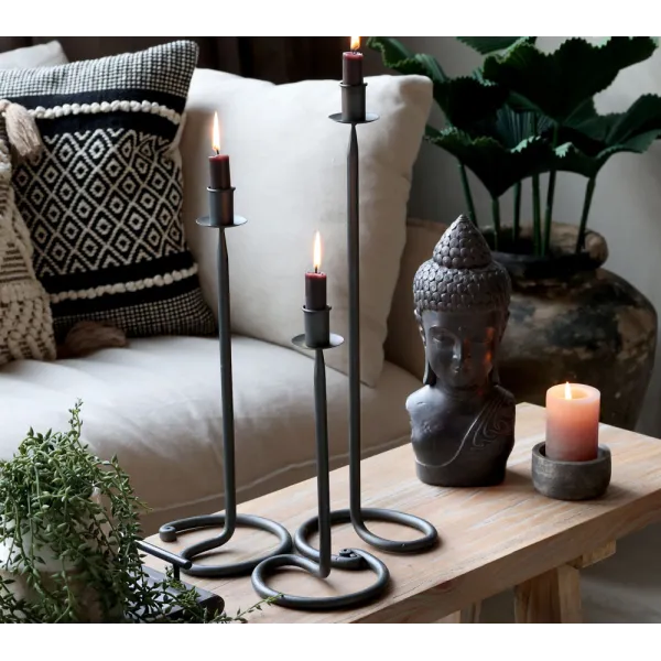 Bougeoir en fer noir antique sur table décorative