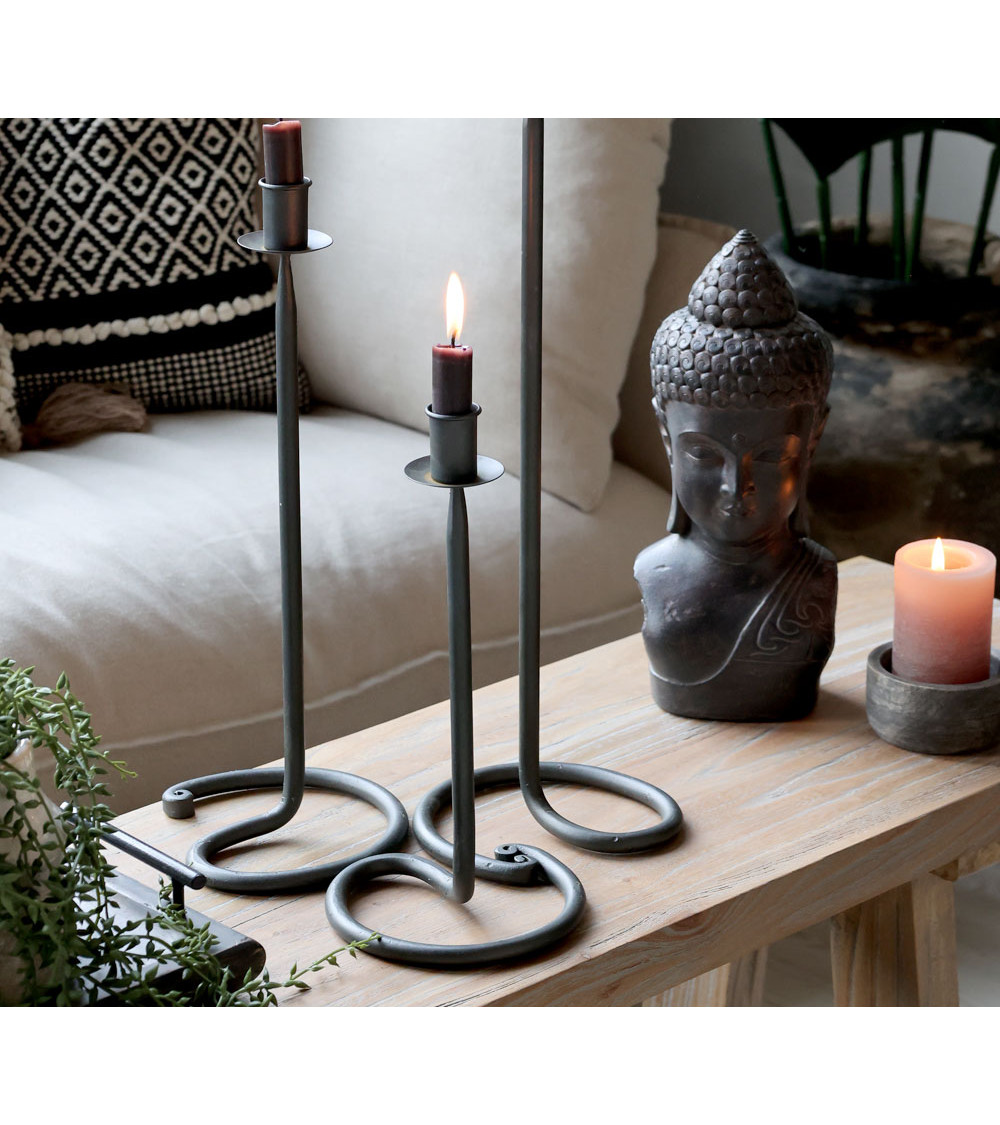 Ambiance chaleureuse avec plusieurs bougeoirs assortis