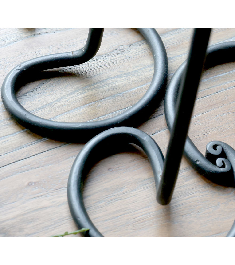 Vue rapprochée du bougeoir et de sa finition en spirale