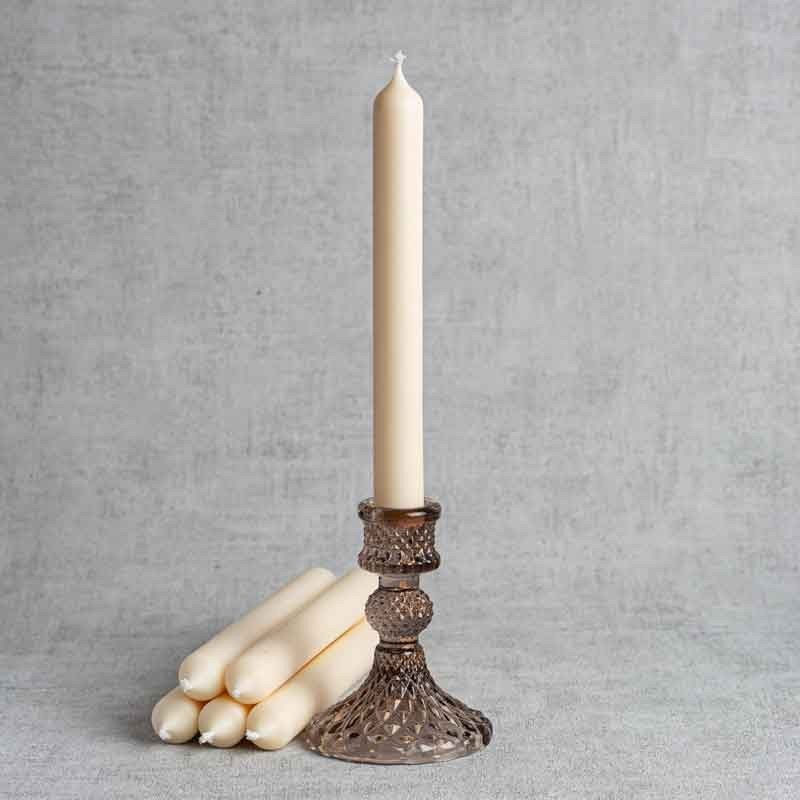 Chandelle en cire de colza sur bougeoir transparent, bougie artisanale fine et sobre pour une ambiance douce et chaleureuse.