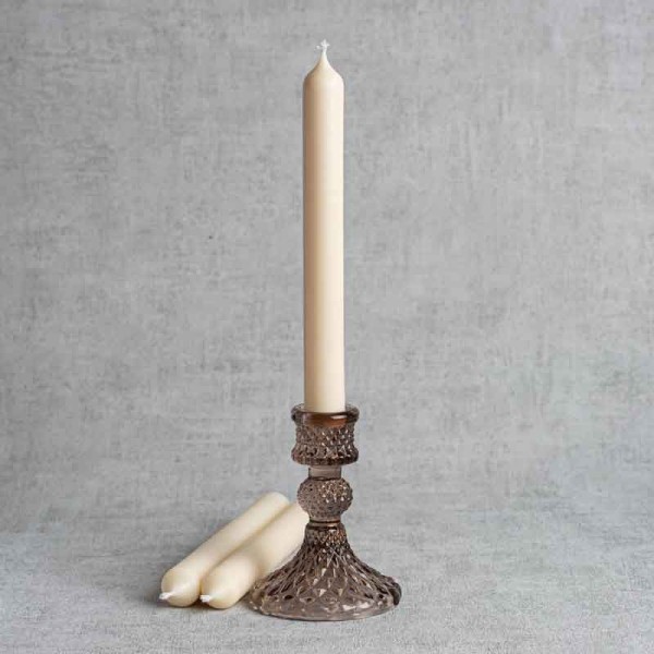 Bougie artisanale en cire naturelle placée dans un bougeoir en verre, chandelle décorative élégante pour table ou intérieur.