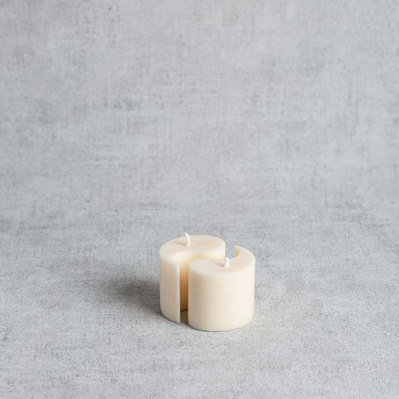 Bougie Yin-Yang naturelle Yvelle séparée en deux moitiés complémentaires