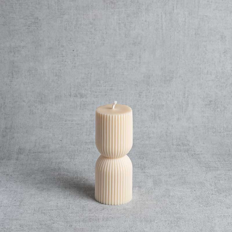 Bougie naturelle Marjolie au design côtelé, fabrication artisanale en France