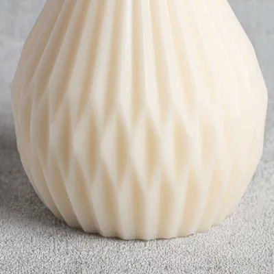 Zoom sur la texture plissée de la bougie Dorine en cire végétale