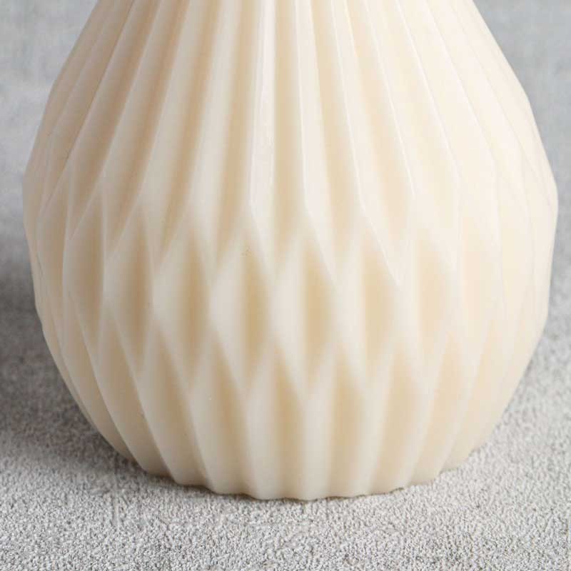 Zoom sur la texture plissée de la bougie Dorine en cire végétale