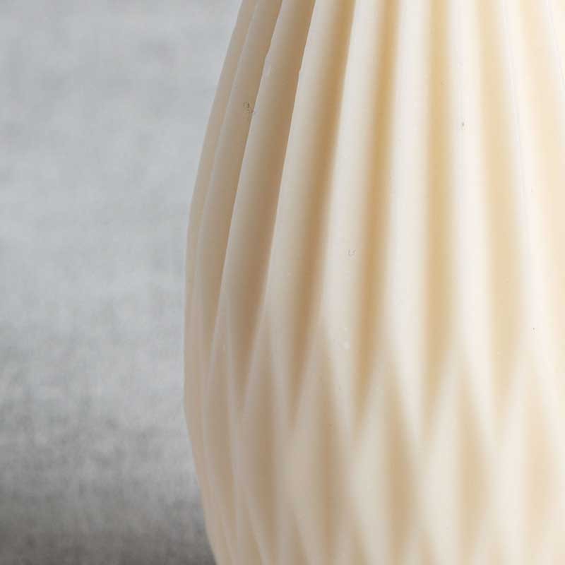 Zoom sur la texture plissée de la bougie Dorielle, fabrication artisanale