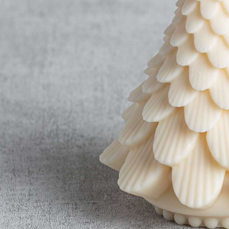 Détail de la bougie sapin artisanale, texture en pomme de pin de cire de colza naturelle